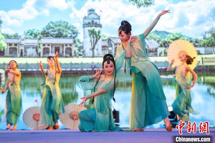 贵州桐梓“村晚”持续上演 引万人观看  第4张