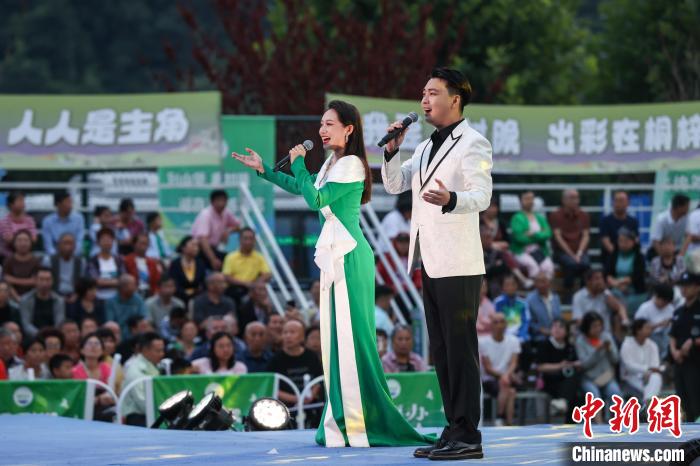 贵州桐梓“村晚”持续上演 引万人观看  第2张