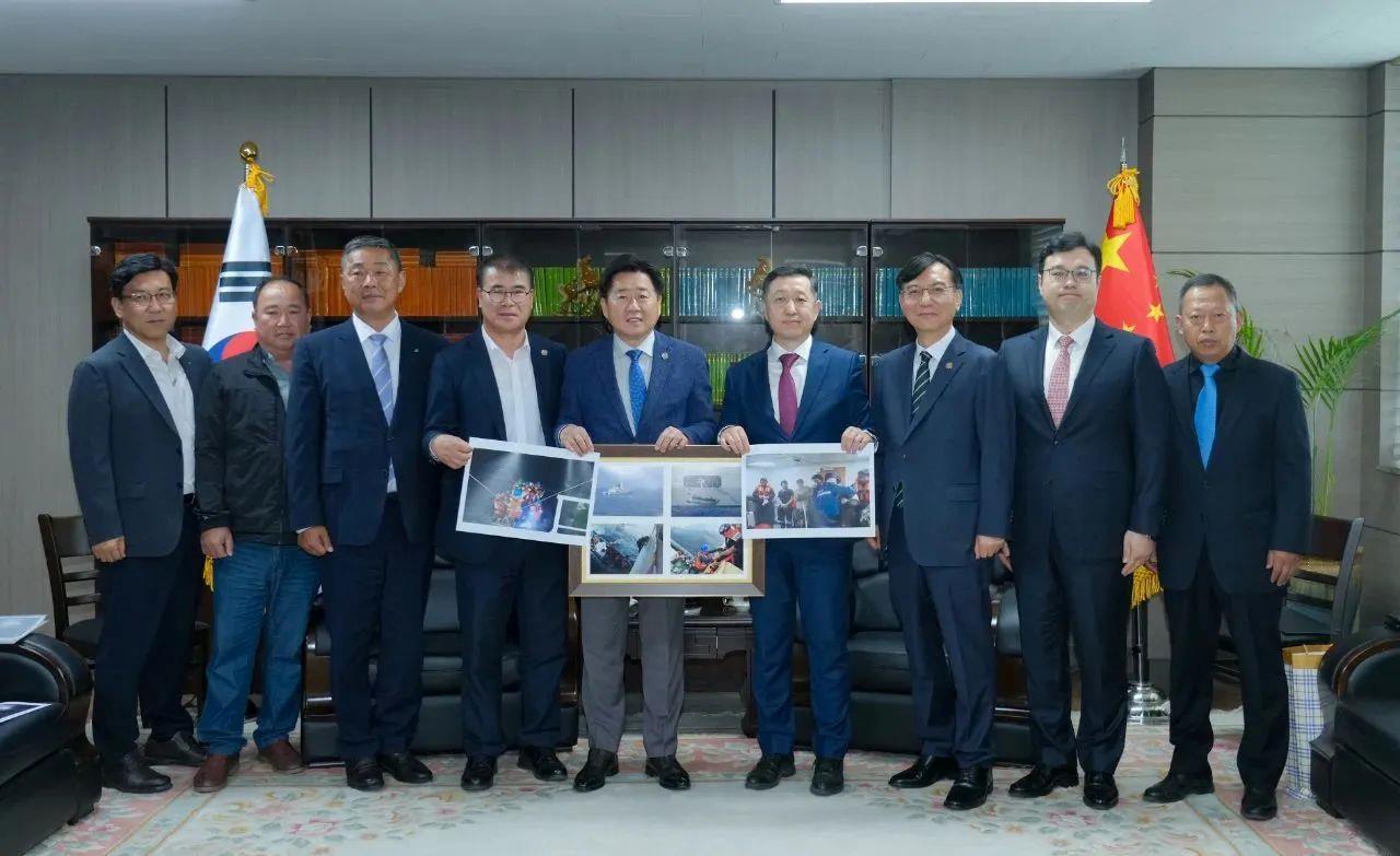 视频丨中国海警成功救助8名外籍遇险渔民	，韩方向中方致谢  第5张